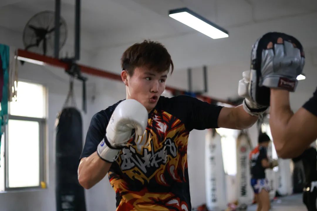 "帅白龙"罗超:用我的双拳,送哥哥出国读博-大象网