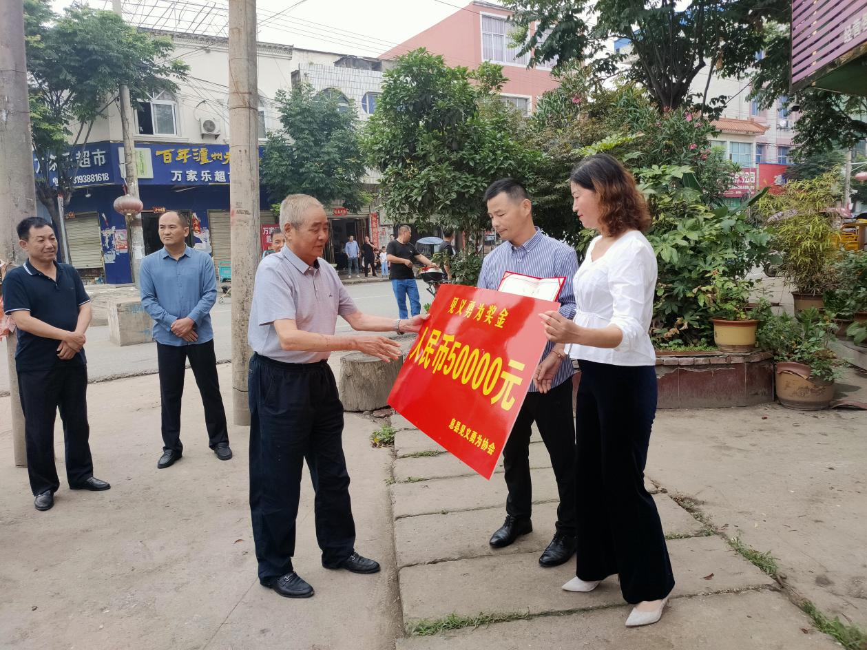 息县好人宋勇火海中的逆行者