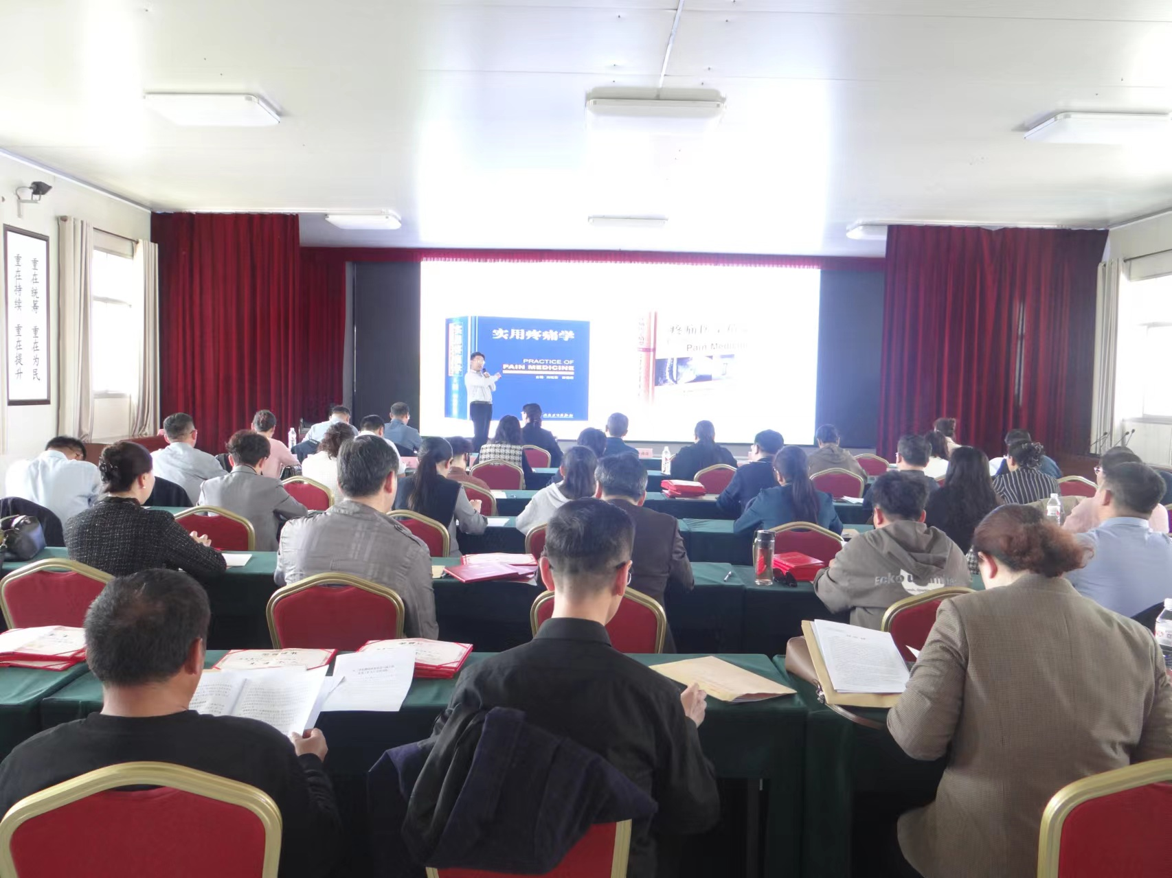 入社积极分子王子谦在会歇期间为大家表演了古筝独奏《晓雾》.