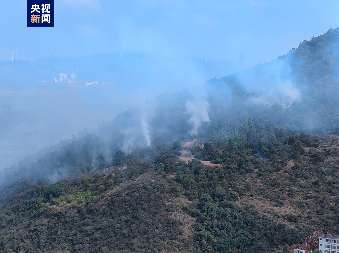 云南大理海东镇突发山火，400余名森林消防紧急增援