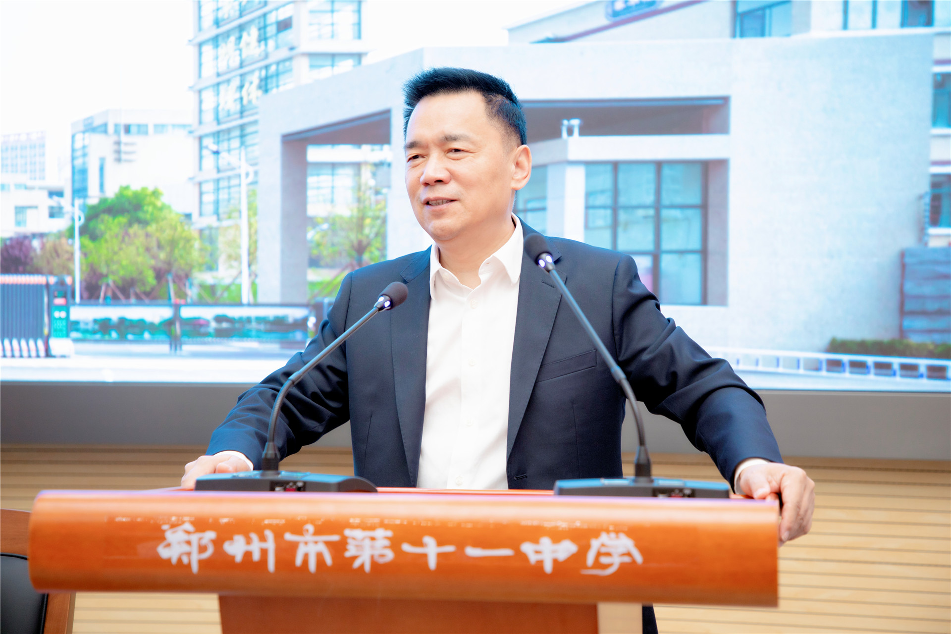 “万名中小学校长培训计划”第四期学员赴郑州11中参观