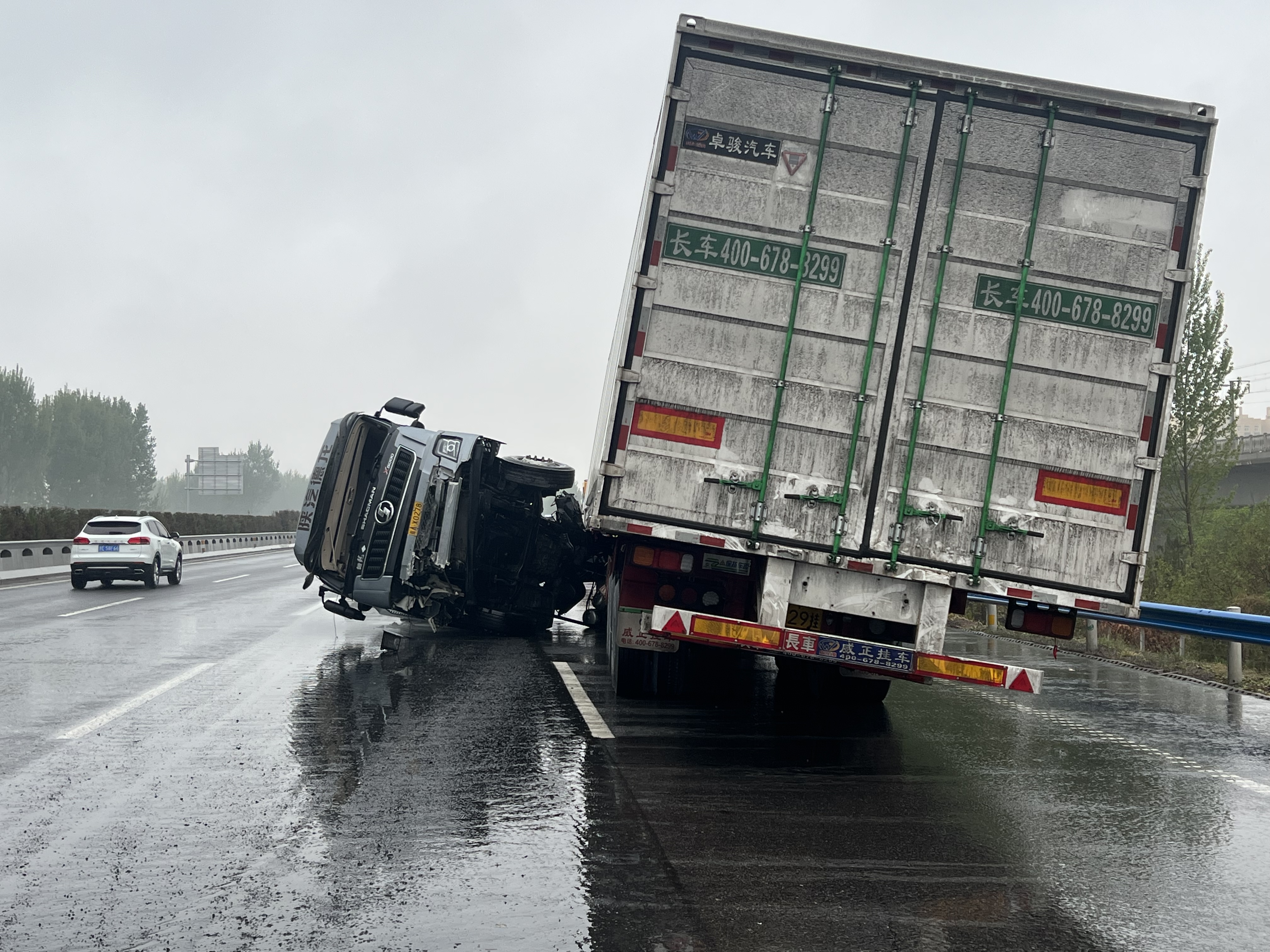 货车司机雨天行车不减速 碰撞护栏酿事故-大象网