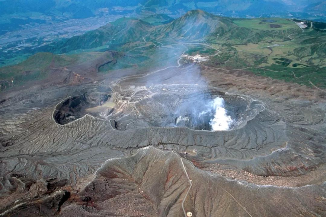 临夏世界地质公园位于甘肃省临夏州境内,地跨黄土高原干旱区,青藏高原