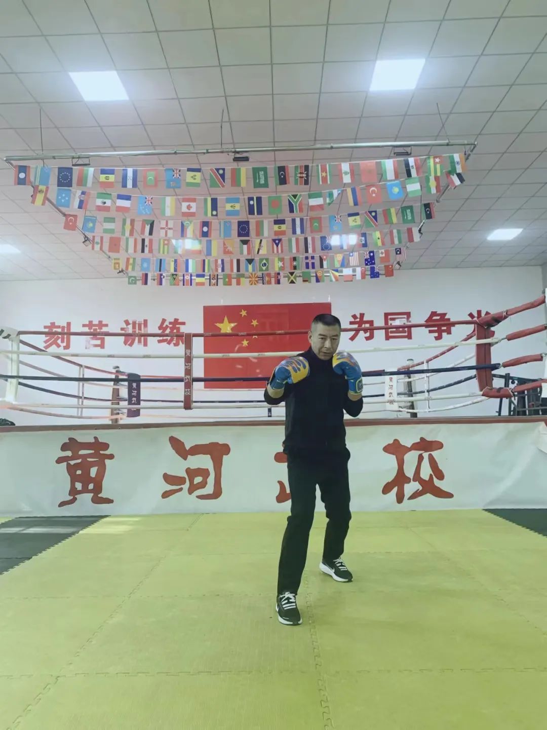 王龙,1967年9月出生于安徽省阜阳市行流镇,1985年6月到郑州黄河武馆