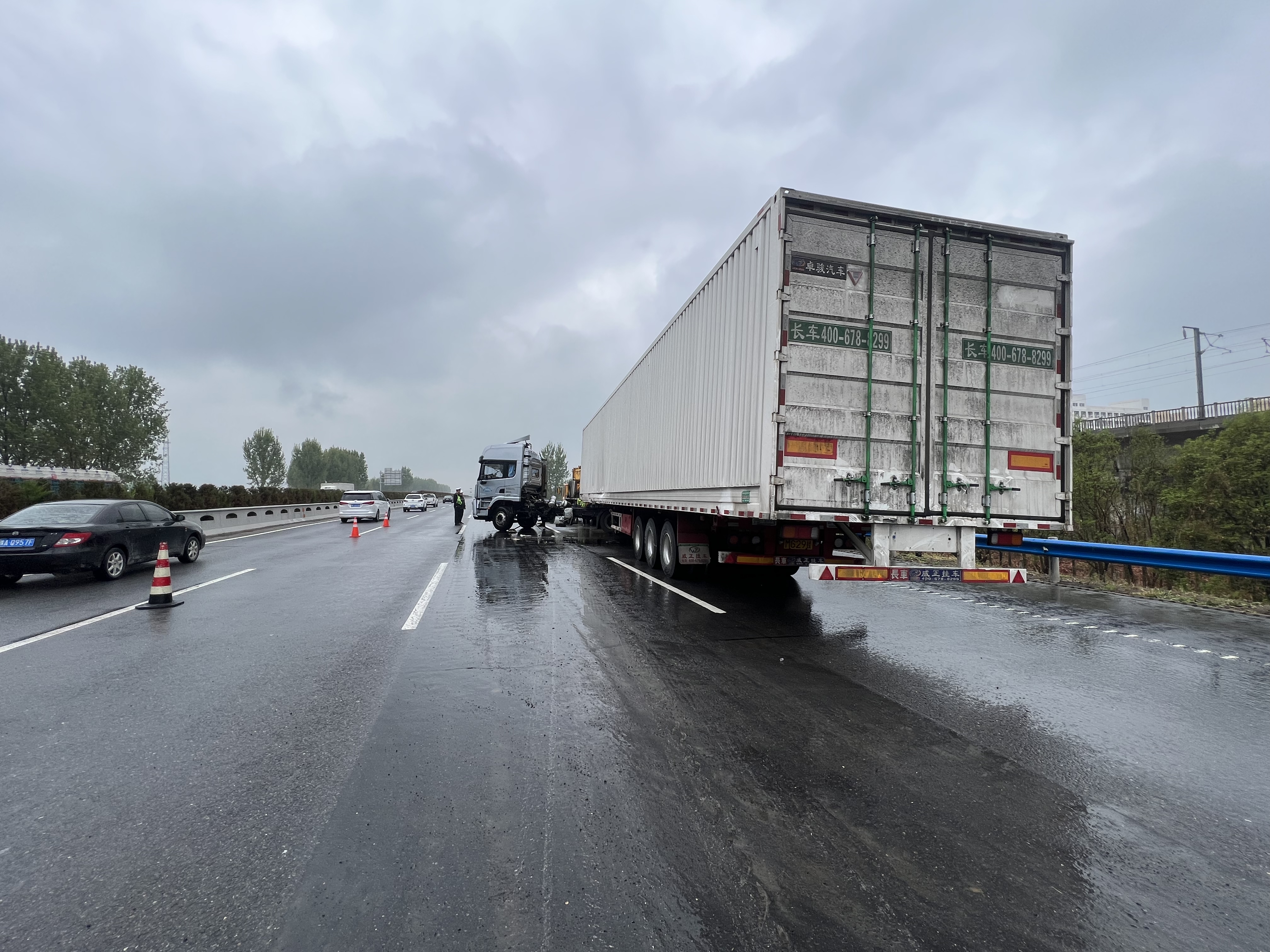 货车司机雨天行车不减速 碰撞护栏酿事故-大象网