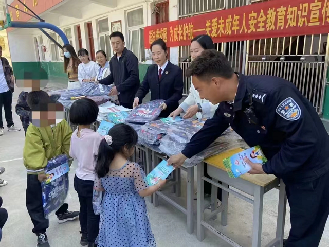 河南鲁山：送法进校园 为成长护航