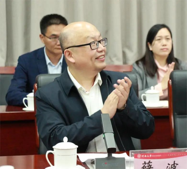 4月19日上午,国家艺术基金管理中心主任王明亮一行莅临河南大学开展