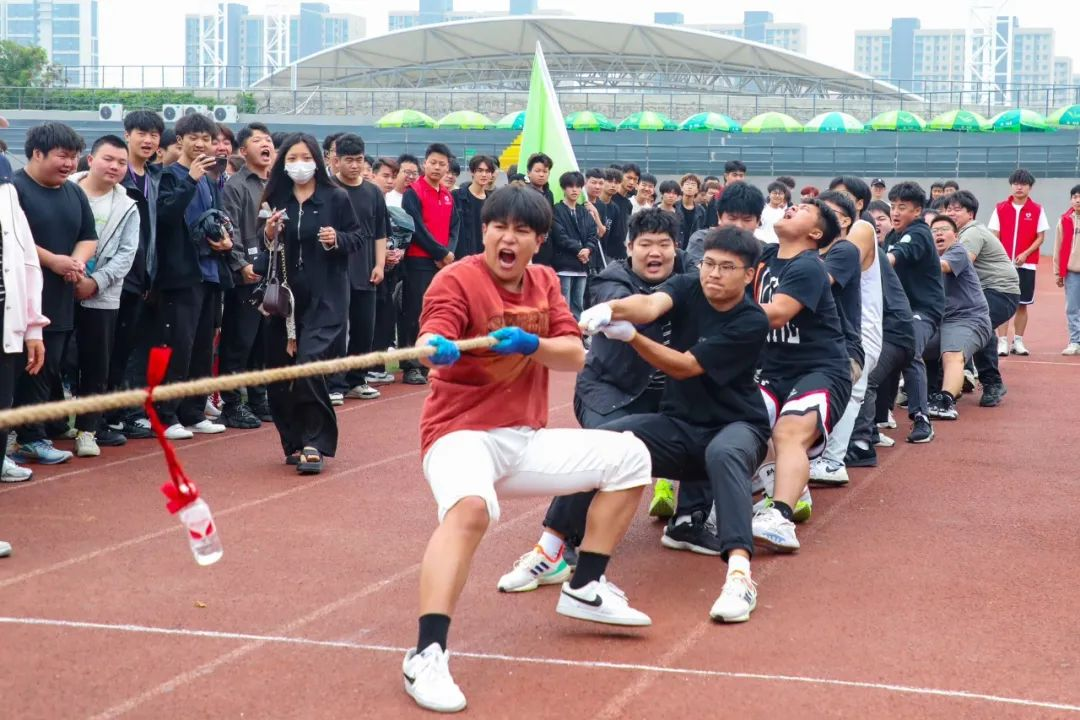 本次运动会分学生组和教师组,开展田径,长跑,跳高,跳远,铅球等项目
