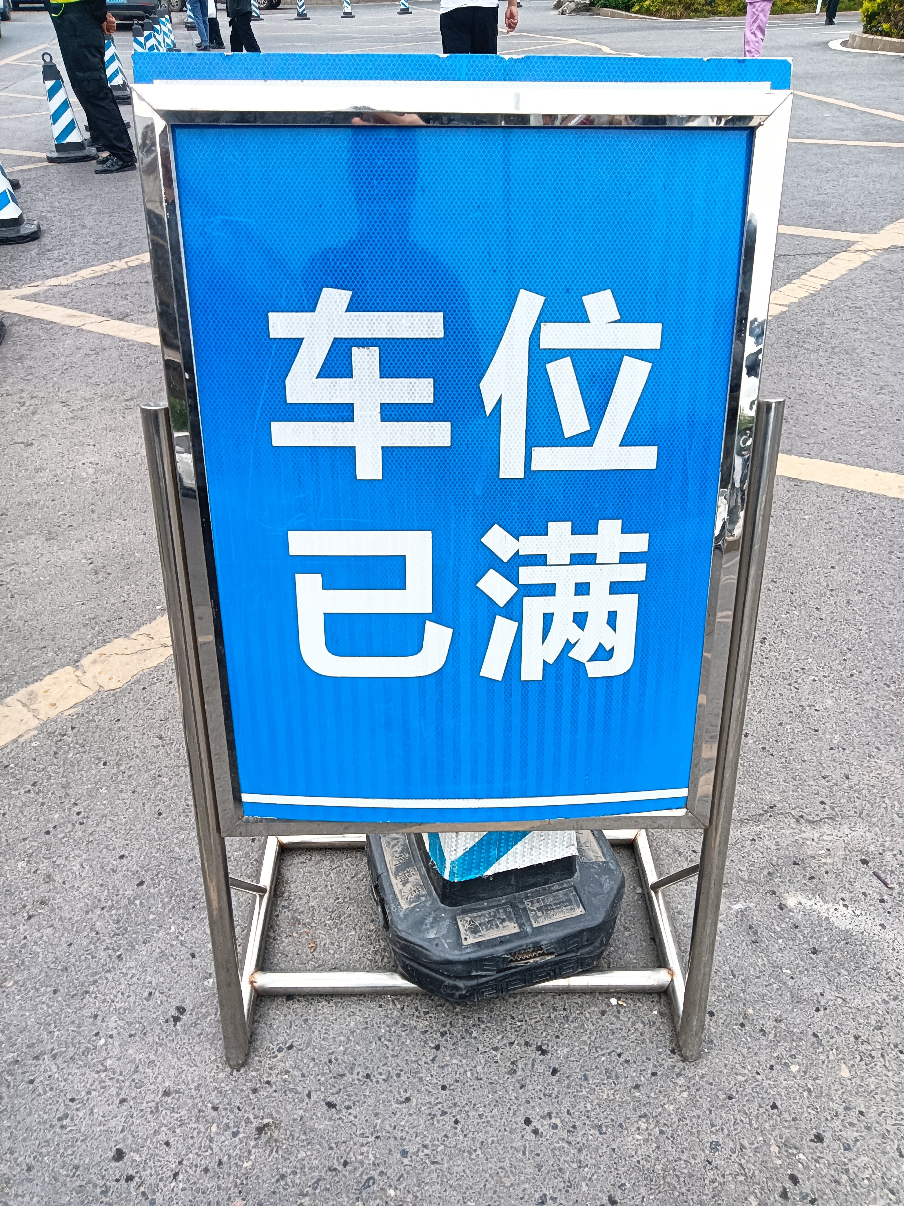 主要入口在龙湖中环东路的p1和p2入口,但是现在已经不足以满足停车