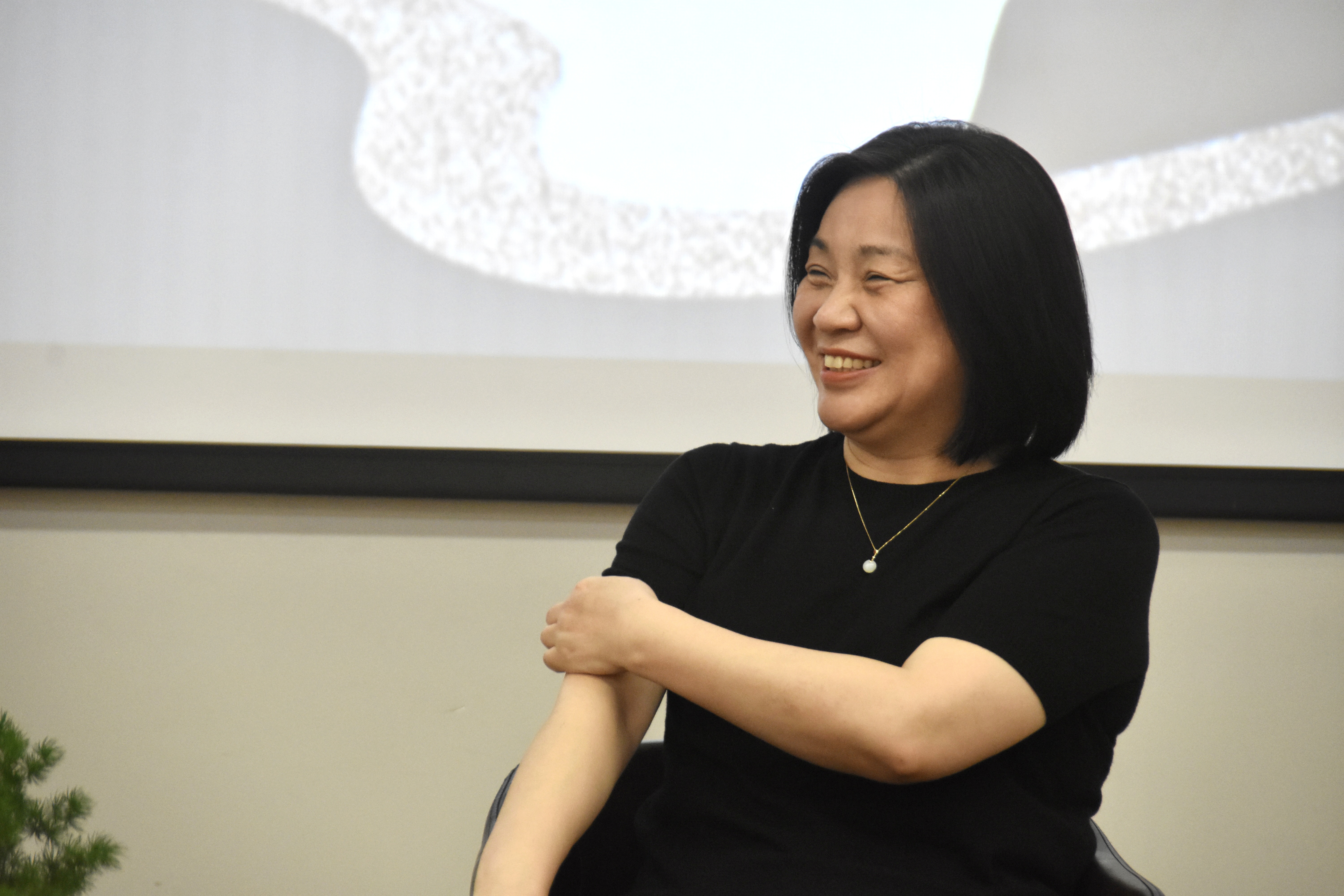 大象访谈|作家梁鸿:任性一点才快乐