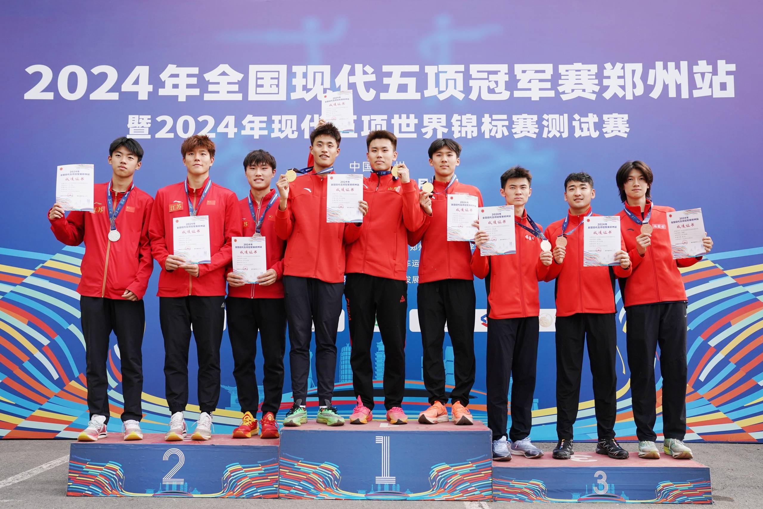 陈琰,孟鑫两位来自山东的选手与除了斩获男,女个人赛冠军外,还分别