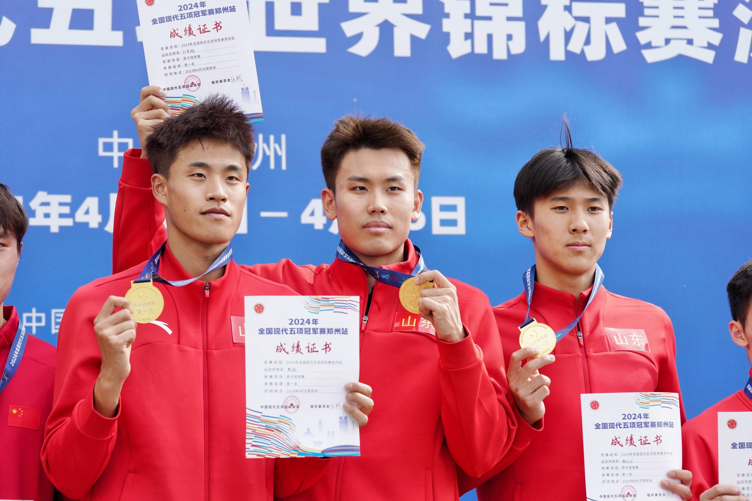 陈琰,孟鑫两位来自山东的选手与除了斩获男,女个人赛冠军外,还分别