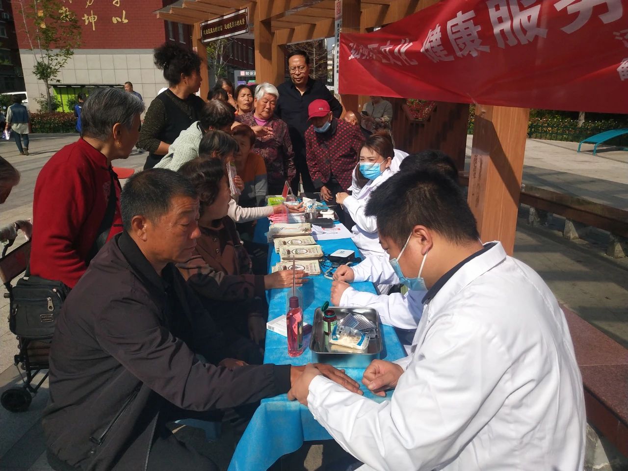 鹤壁市山城区奔二巷社区开展中医健康义诊服务进社区活动
