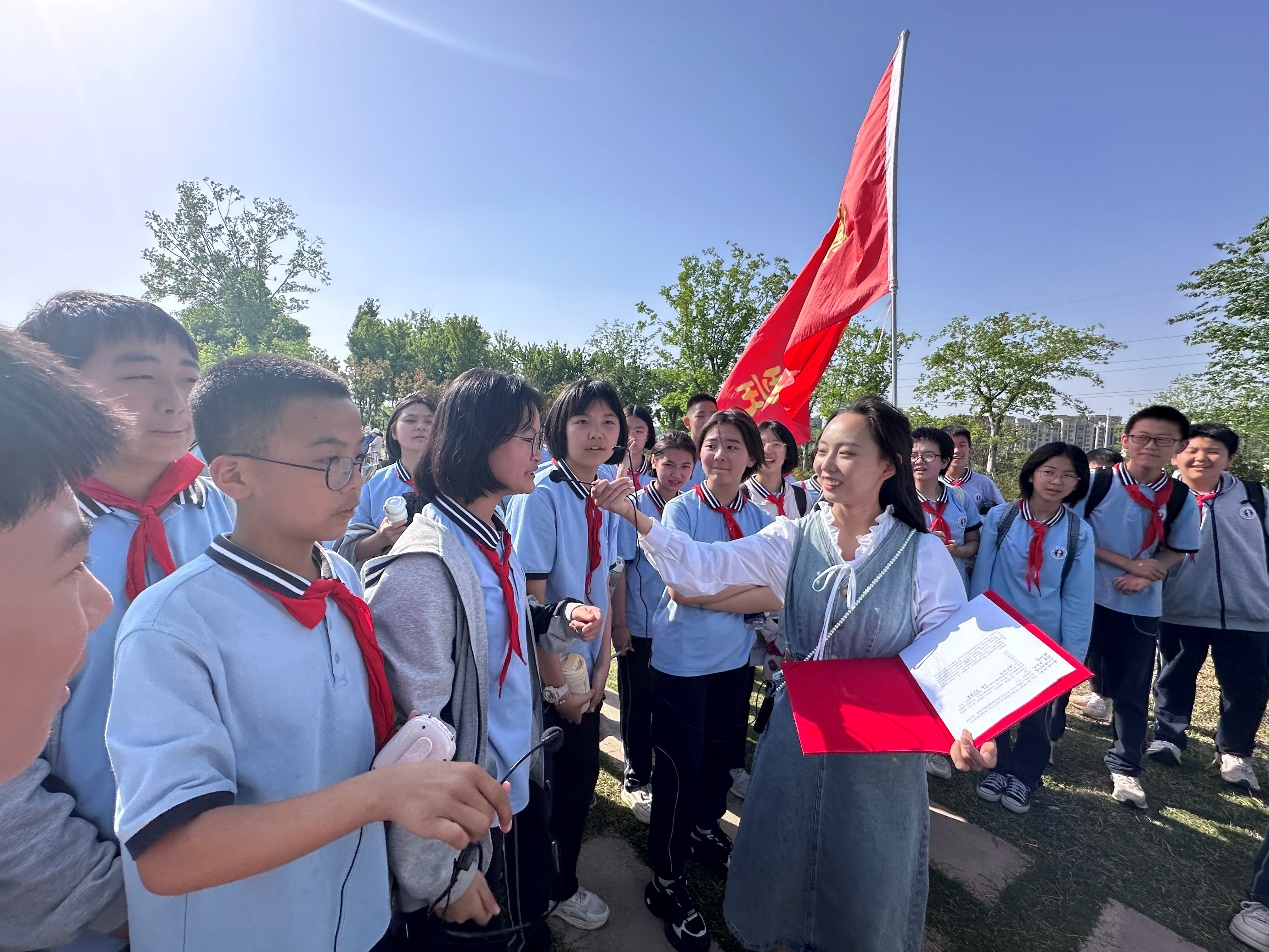 郑州八中新校区开展"与春天相约,随诗词研学"活动