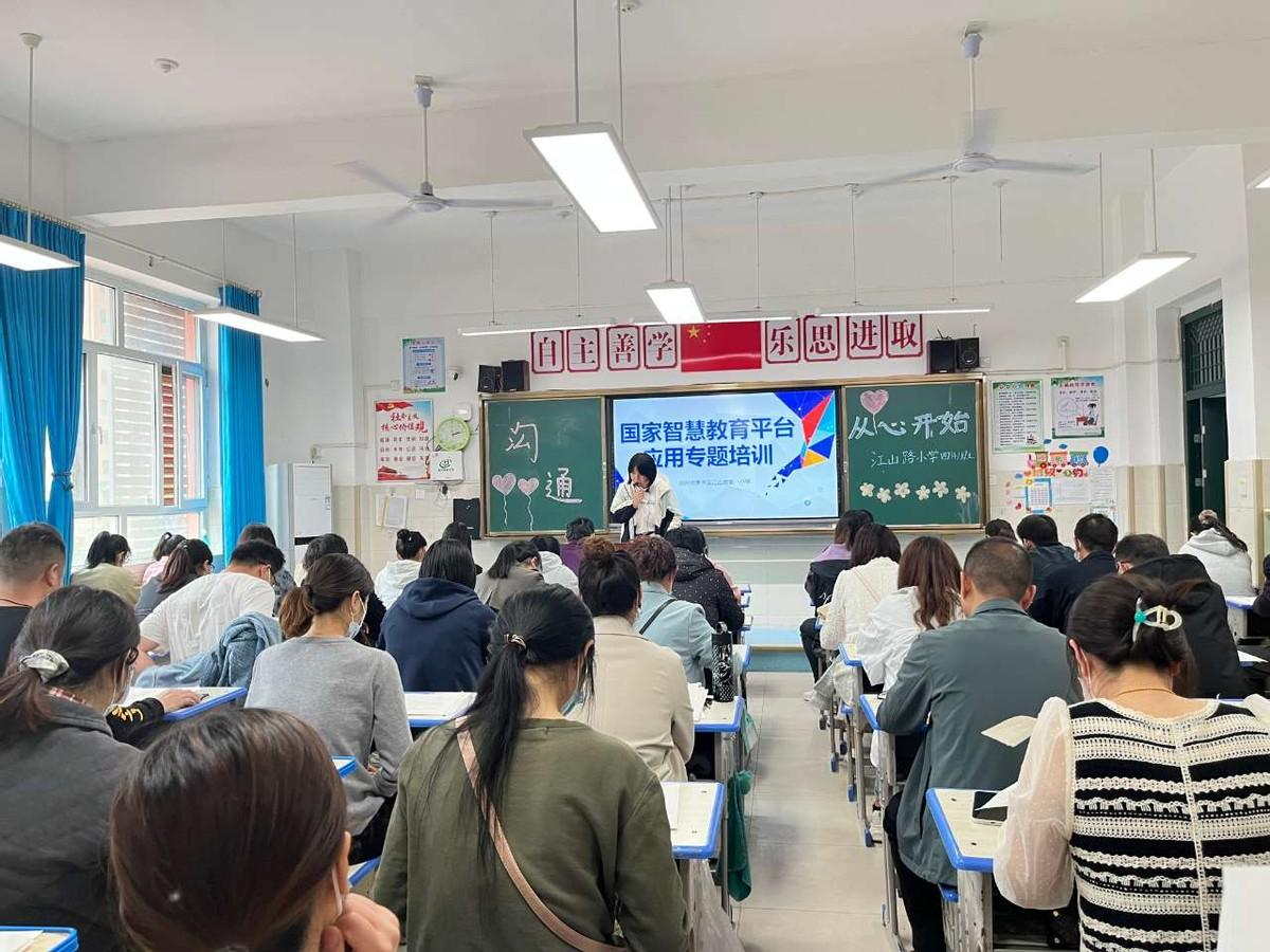 郑州市惠济区江山路一小开展"数字素养校园行"系列活动