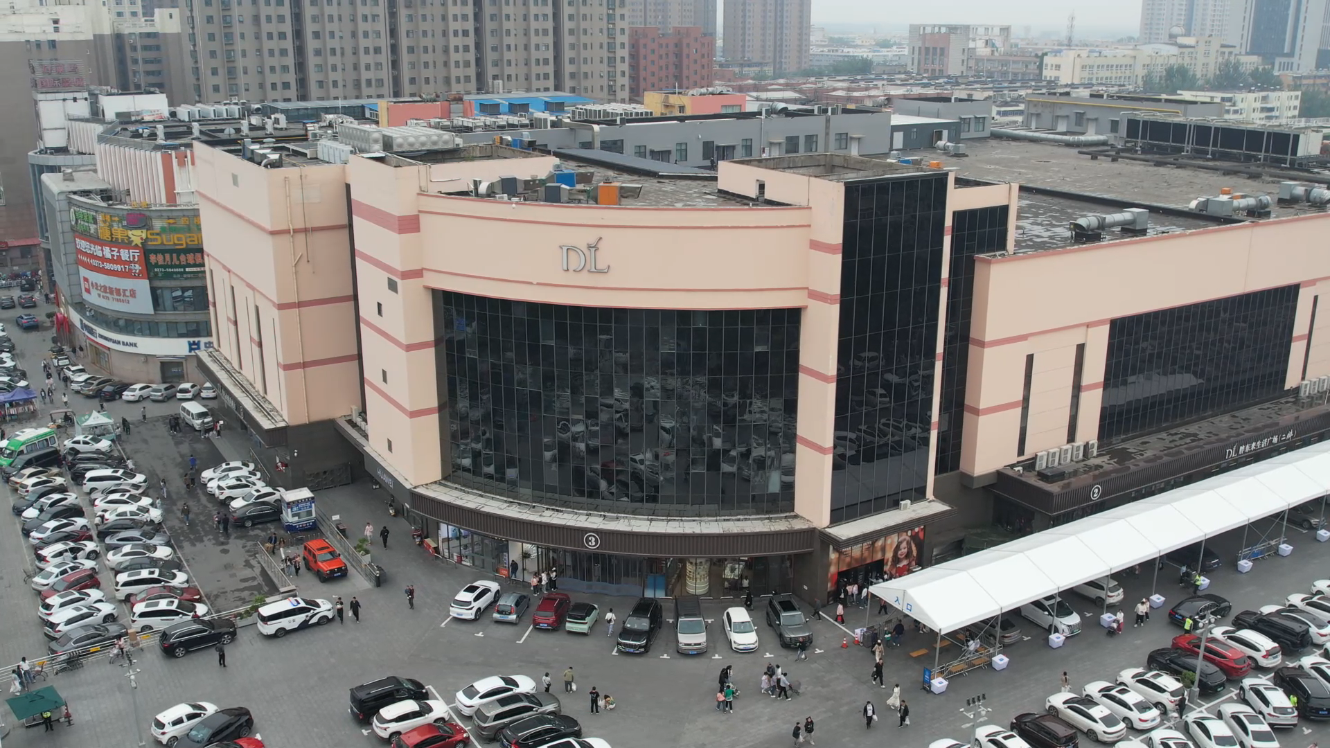 除了免费提供停车位外,新乡市卫滨区政府还成立工作专班,从应急,消防