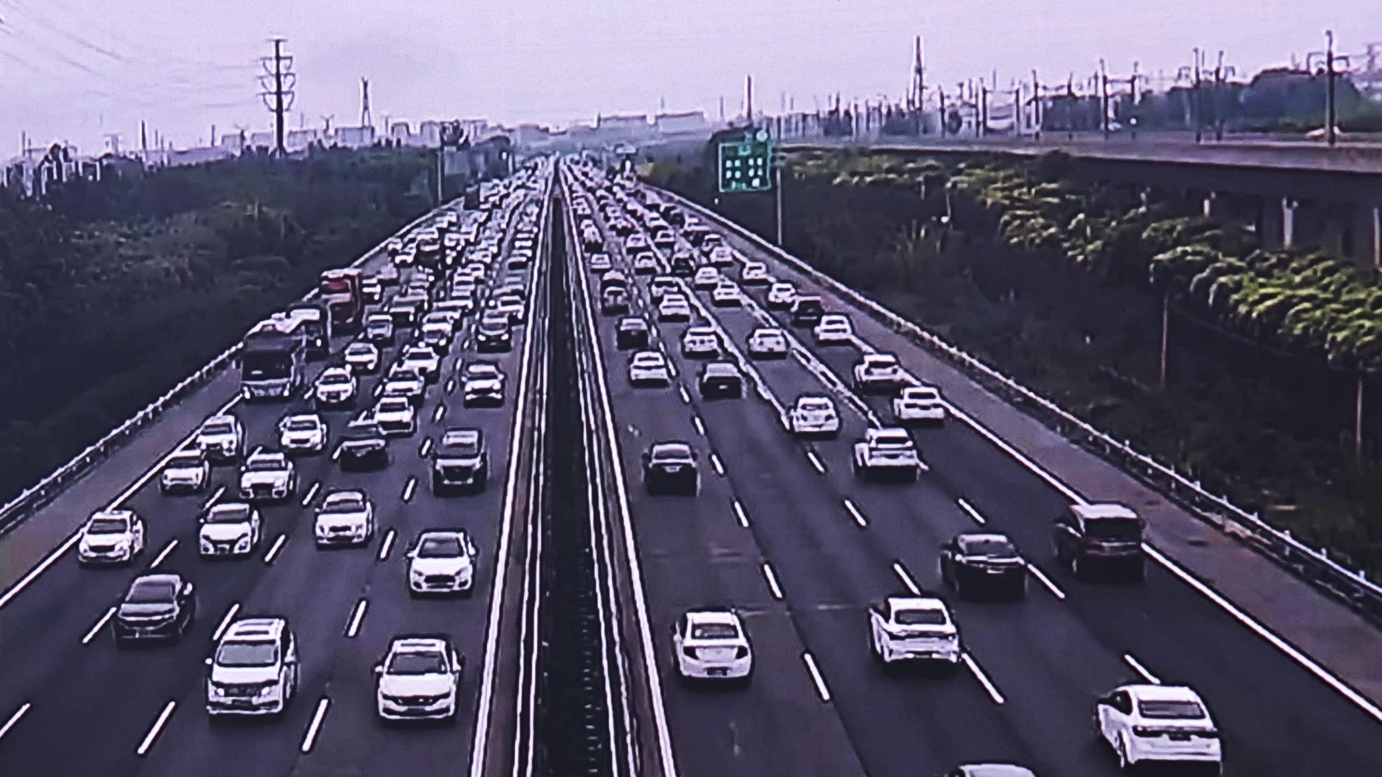 直播:大车流与降雨叠加 河南高速提醒错峰返程