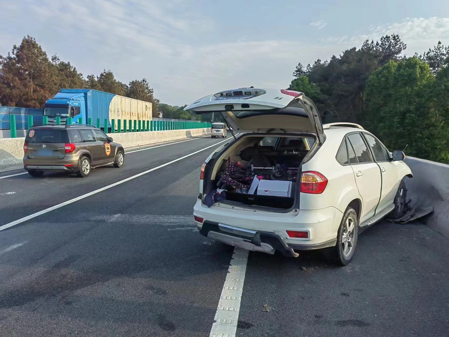 【信阳高速交警】危险!应急车道"硬挤"超车酿事故