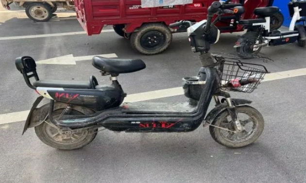 04 黑色踏板式洪都电动车