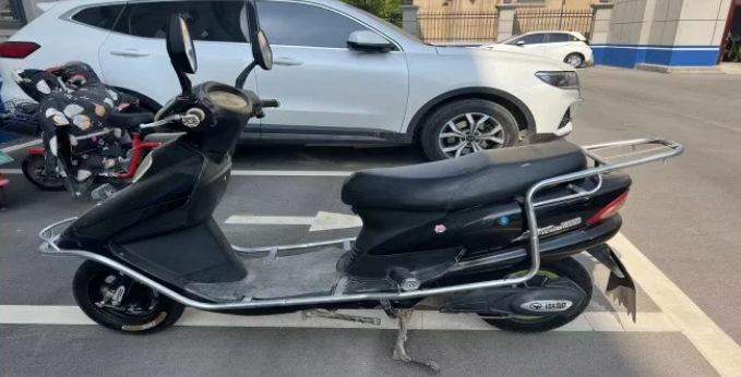 04 黑色踏板式洪都电动车03 黑色宗申牌电动车02 红色森地牌电动车01