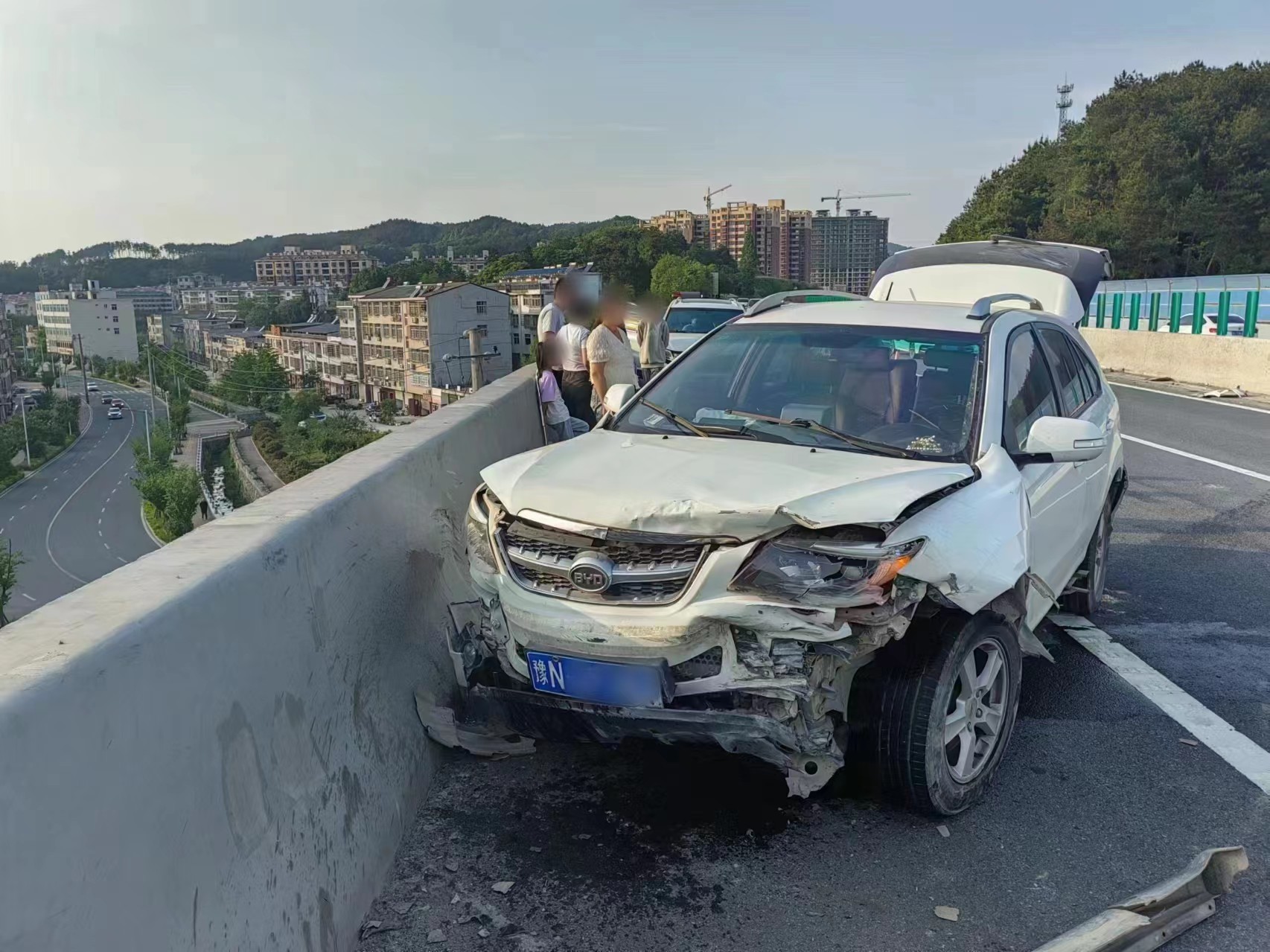 【信阳高速交警】危险!应急车道"硬挤"超车酿事故