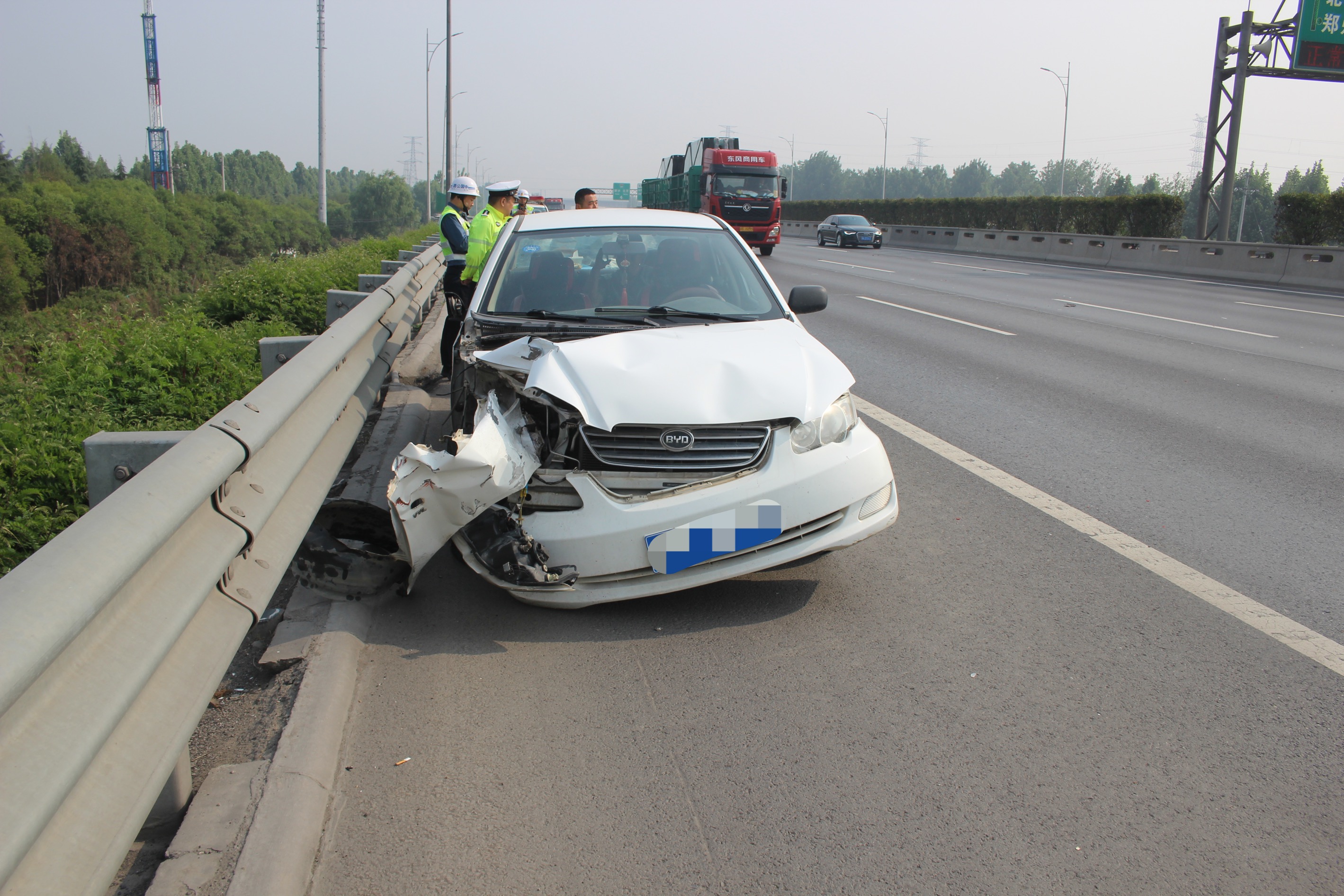 开车不能一心两用 扭头瞬间发生事故-大象网