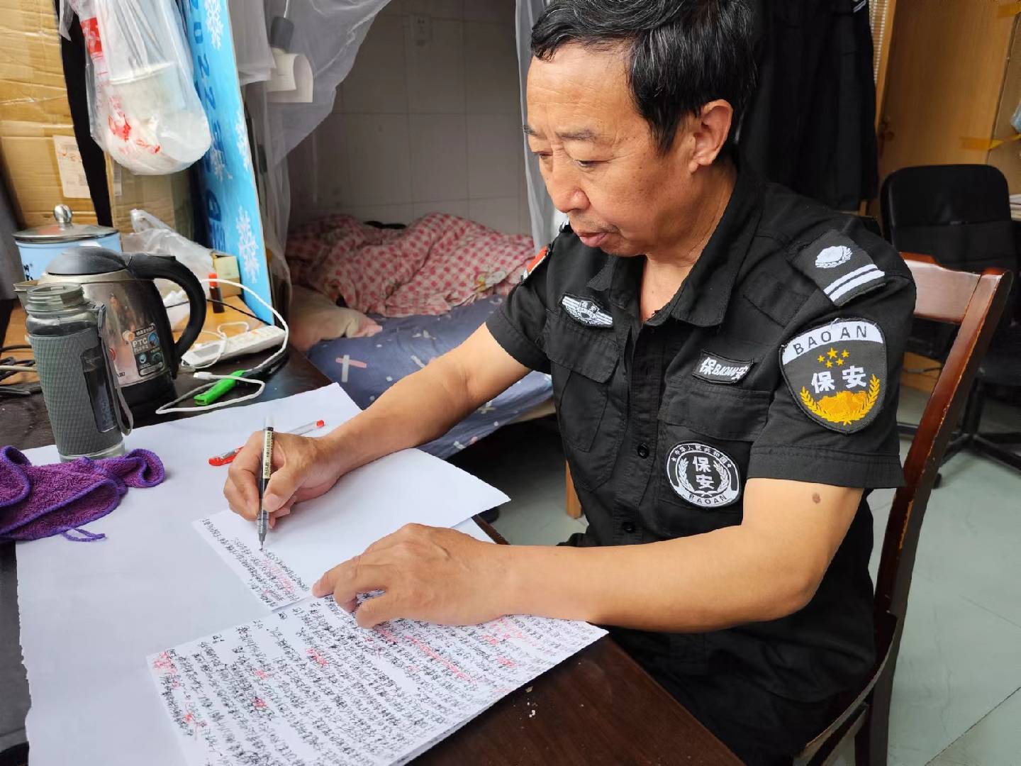 曾出版40万字小说的河南籍保安获评"洪山好人"