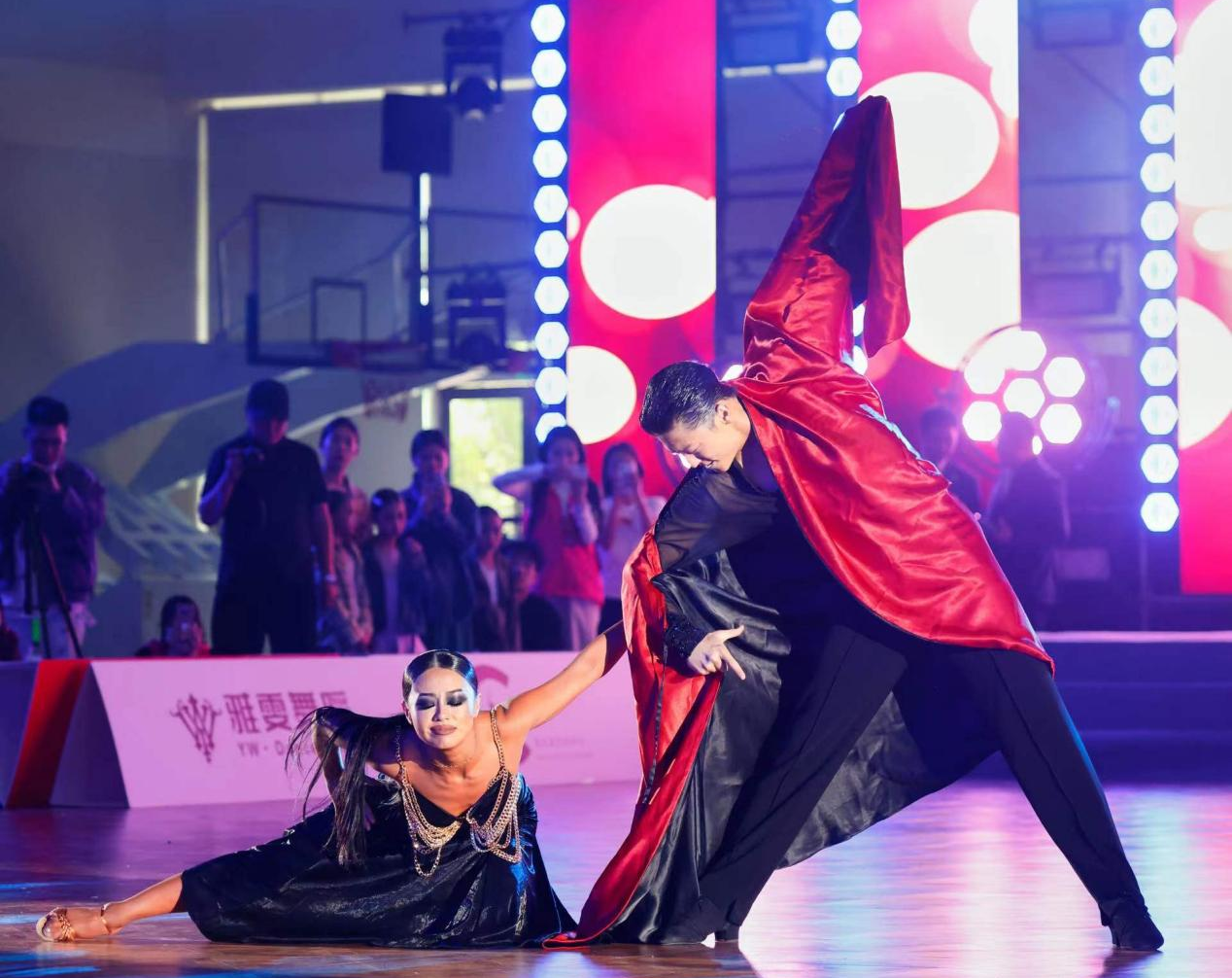 英国锦标赛业余新星组拉丁舞冠军张爱马笛,贾昊悦出场引起一阵欢呼