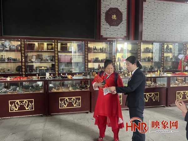 鹿邑农商银行开展“整治拒收现金”宣教活动走进太清宫景区