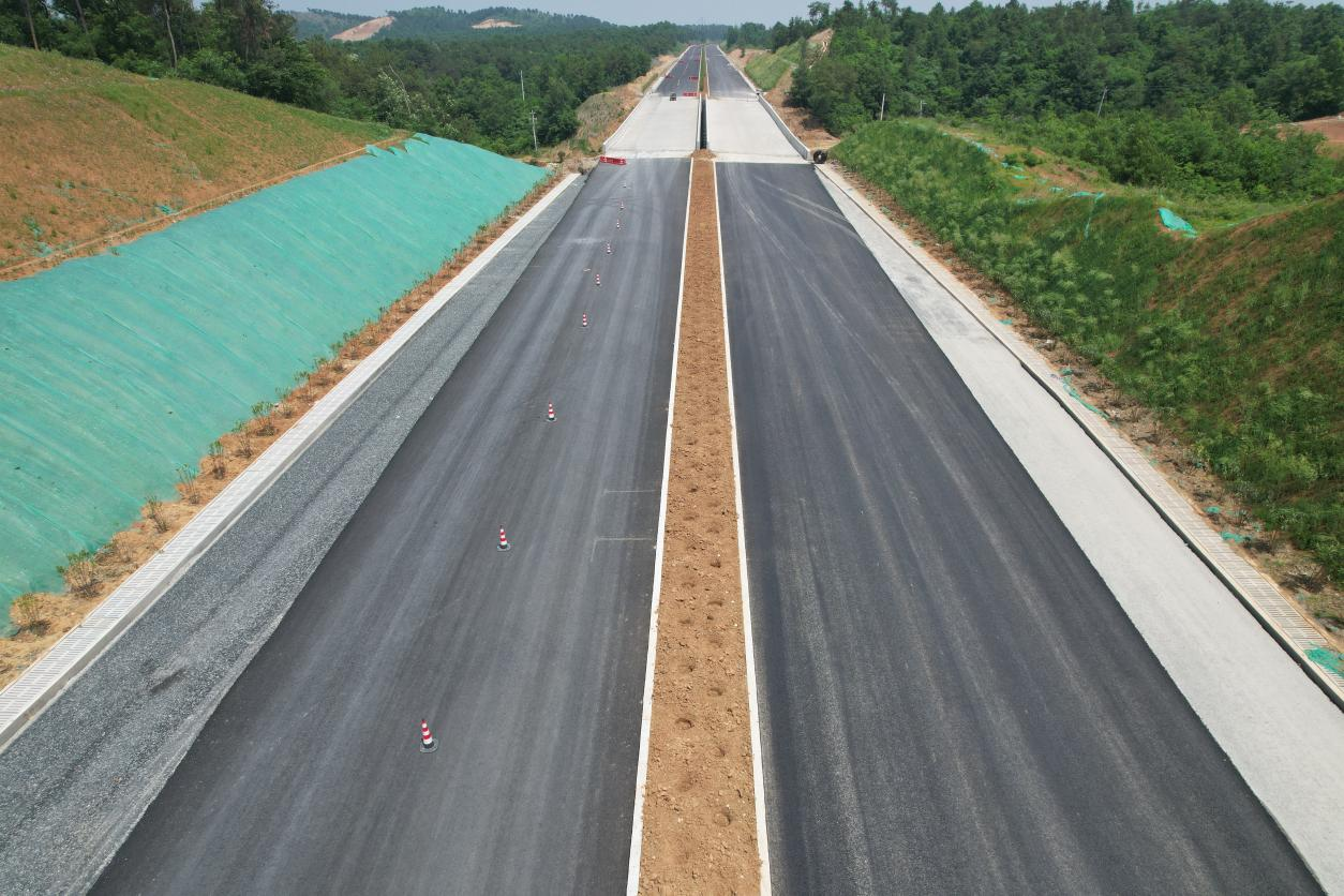 明鸡高速1-1工区主线沥青路面下面层已进入大面积施工阶段