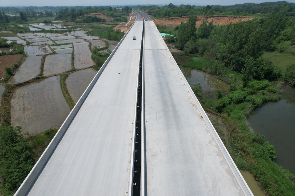 明鸡高速1-1工区主线沥青路面下面层已进入大面积施工阶段