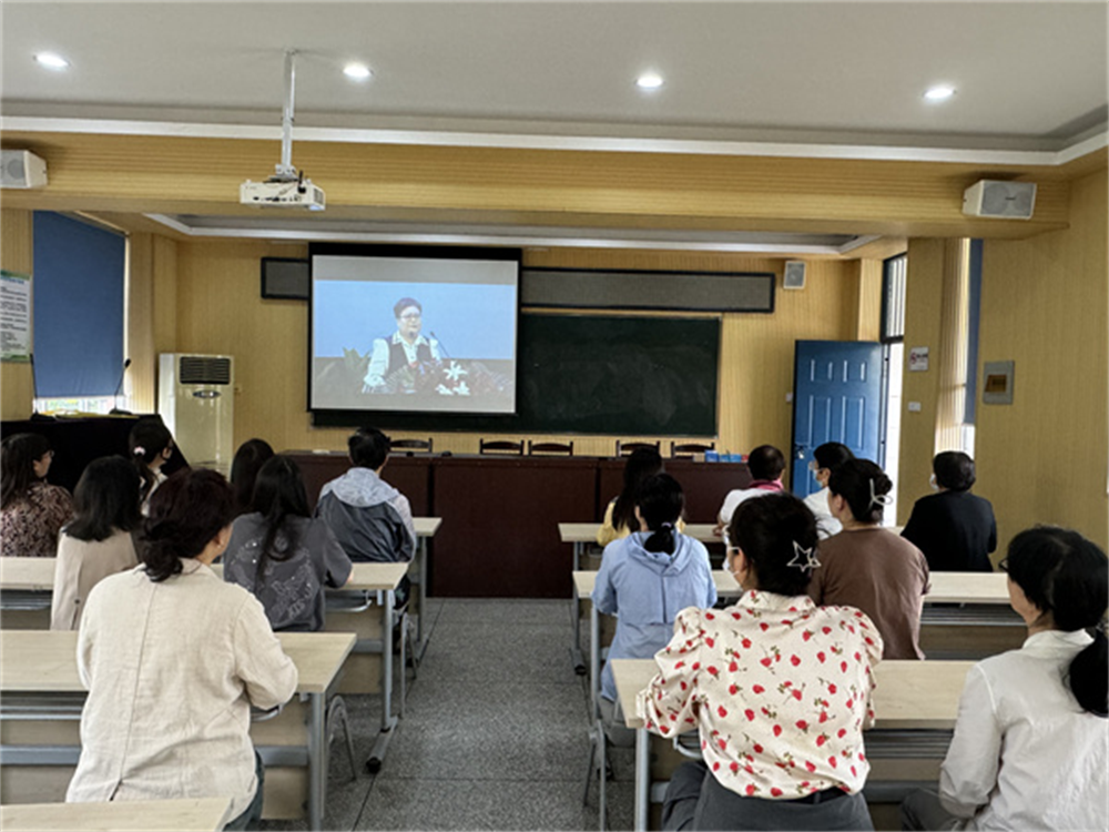 郑州市管城区二里岗小学组织观看“弘扬践行教育家精神”报告会