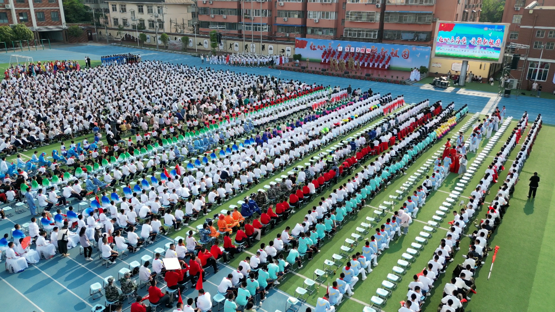 5月10日,在新乡市第二十二中学的操场上,一场校园文化艺术节活动正在