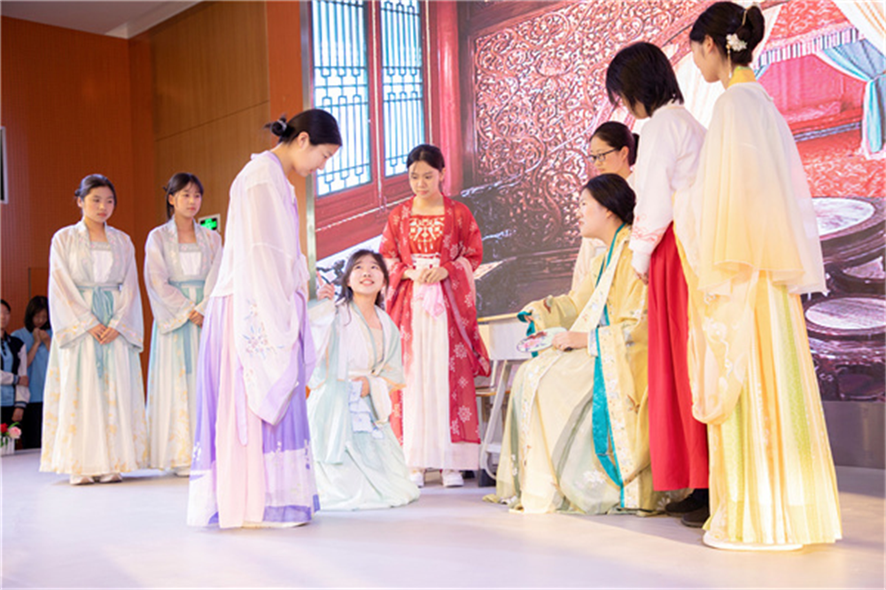 话蕴书香 剧绎经典 郑州11中举办课本剧展演活动