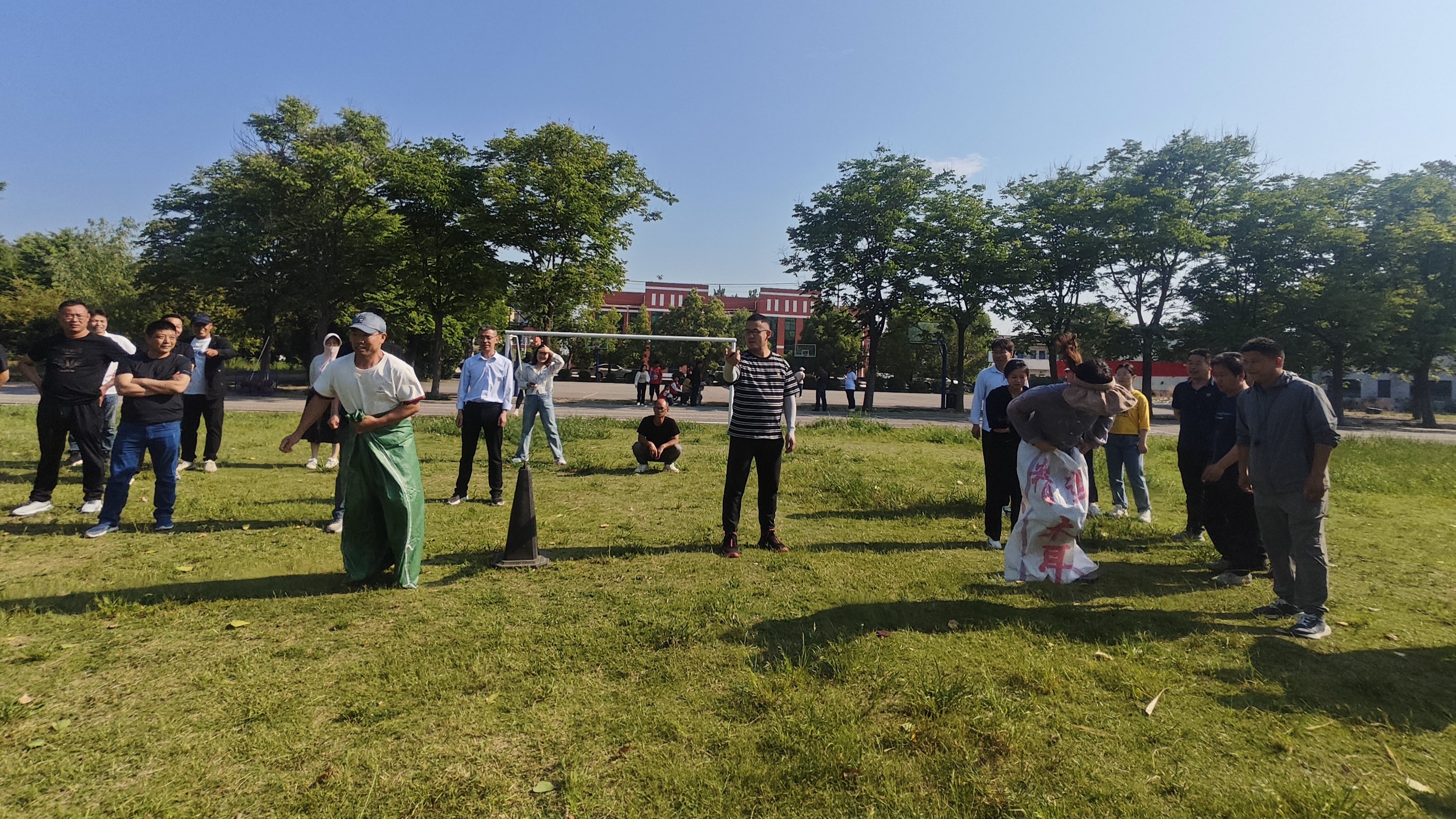 襄城县姜庄乡2024年中小学教职工春季运动会召开