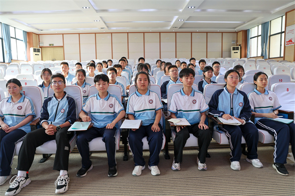 会议伊始,团委书记唐冉首先向与会人员介绍了学生调解工作的运行情况.