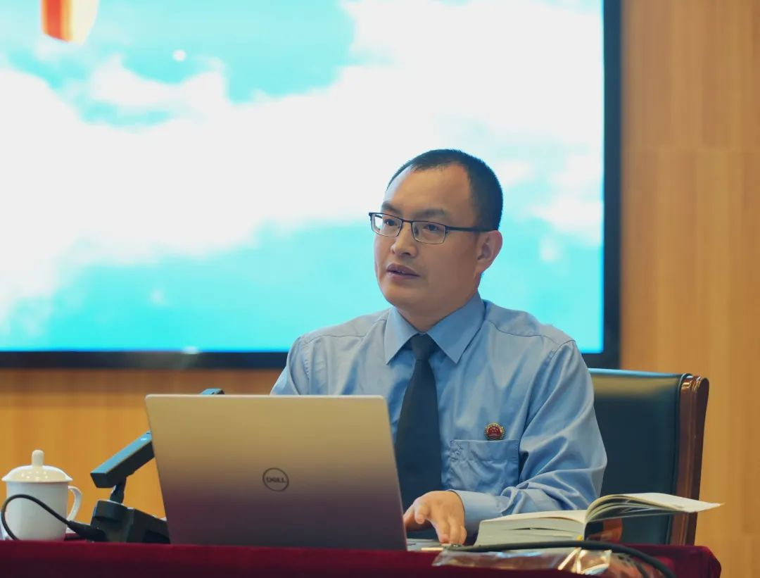 "在南阳职业学院,王海山检察长从该学校党委副书记,校长郭建生手中接