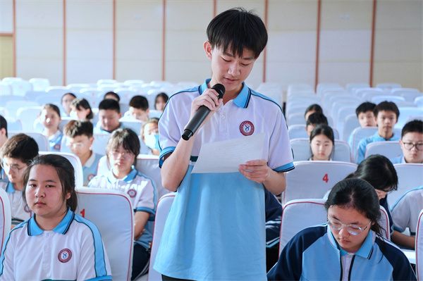 会议伊始,团委书记唐冉首先向与会人员介绍了学生调解工作的运行情况.