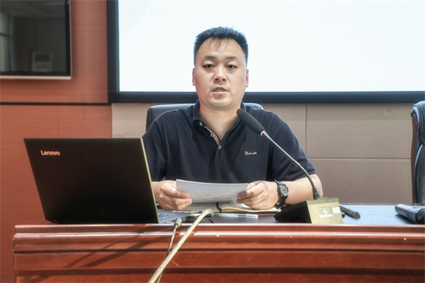 会议伊始,团委书记唐冉首先向与会人员介绍了学生调解工作的运行情况.