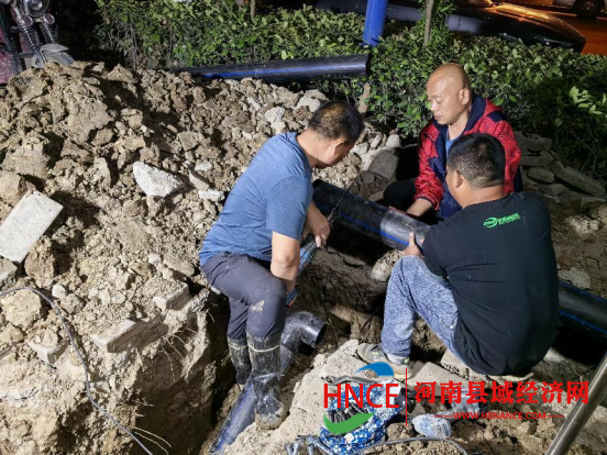 河南淮滨:深夜施工保用水 居民用水更满意