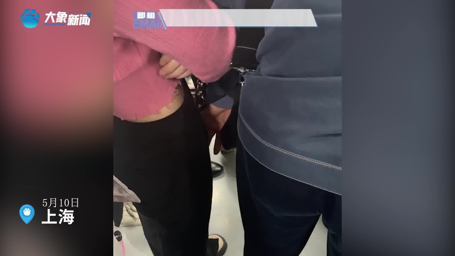 上海一男子地铁上摸女乘客隐私部位客服不方便电话报警可以发信息