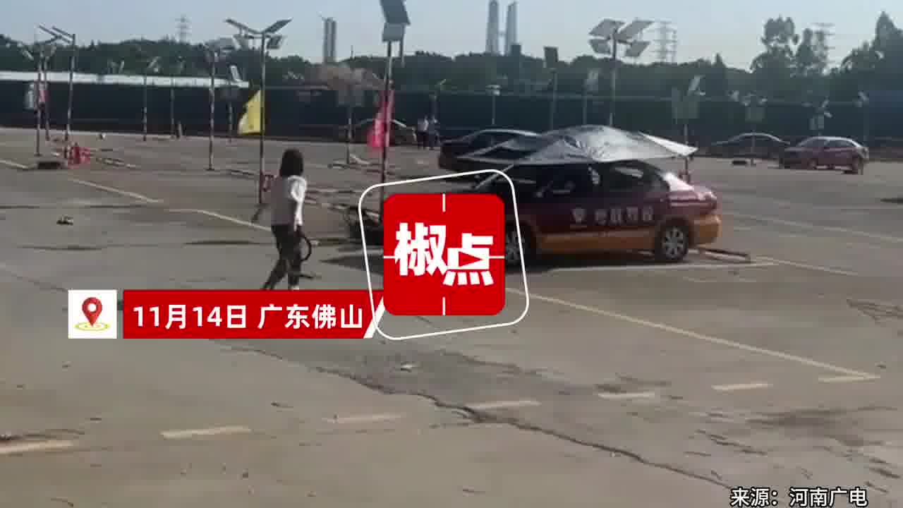 女子疑练车练崩溃暴砸教练车砸车踹车门掰镜