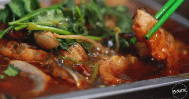 除了碳锅鱼,店内还有碳锅鸡.来到这儿,无论是选择碳锅鱼还是碳