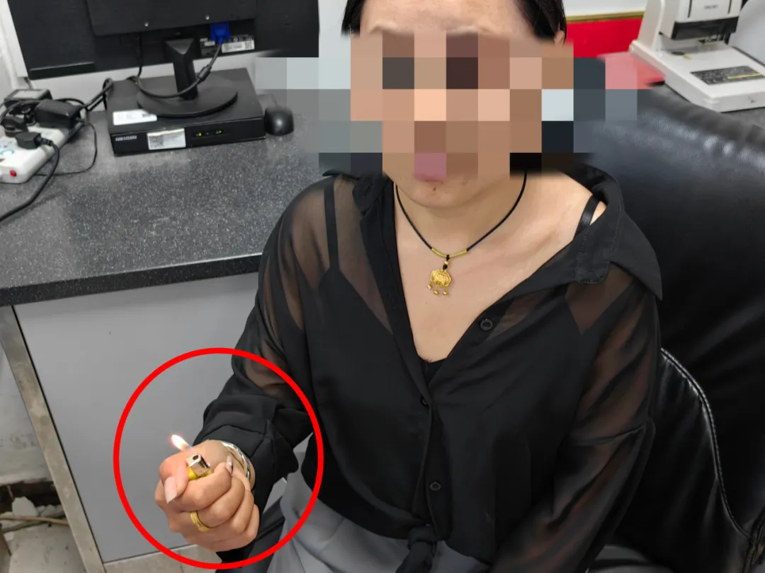 女子为躲安检竟将火机藏进贴身内衣 被警方罚款曝光