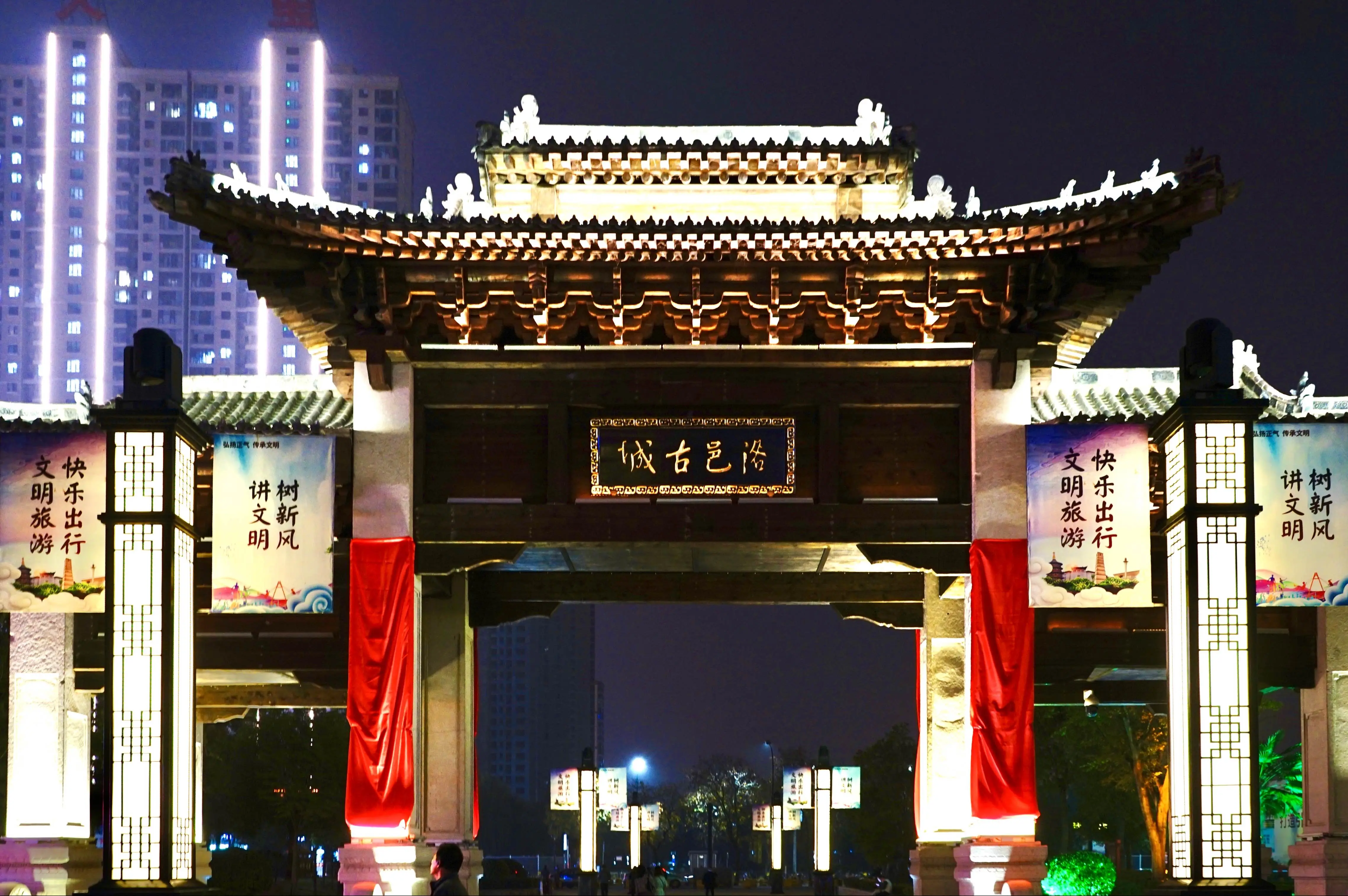 隋唐洛阳城宫城的正南门,保护复建后的应天门通高约50米,由中间的城门