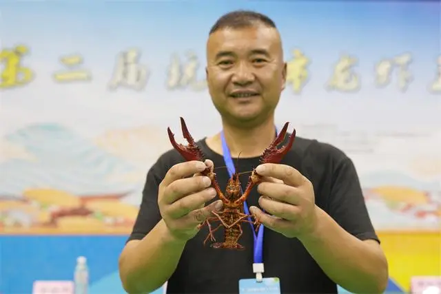 杭州小龙虾王出炉 一只近二两半：相当于两个半鸡蛋的重量
