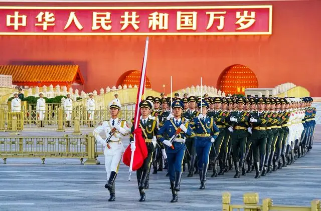 国庆当天12.3万人观看升国旗仪式，独属于中国人的浪漫