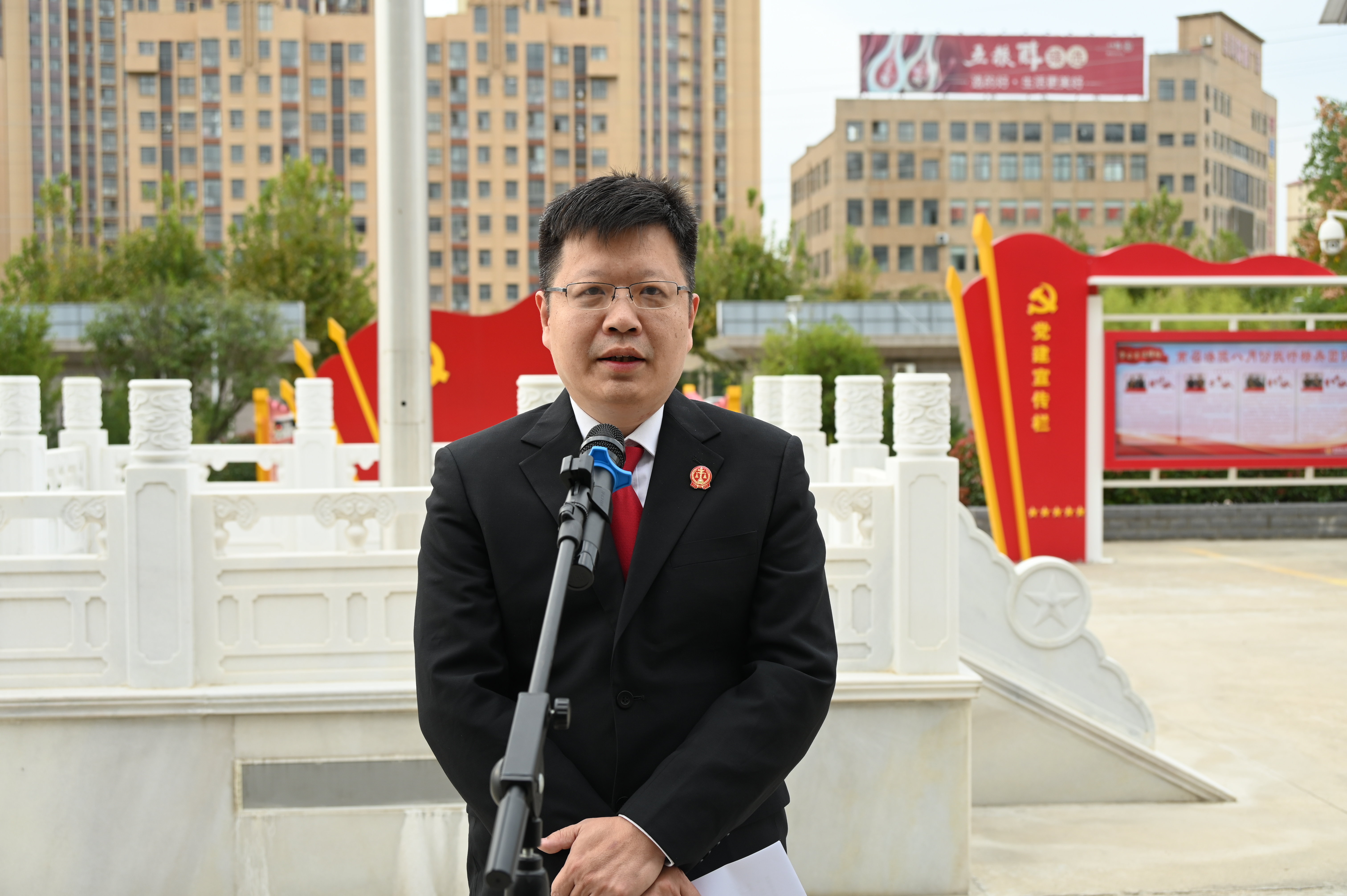 南召法院举行"升国旗,党员过政治生日"活动