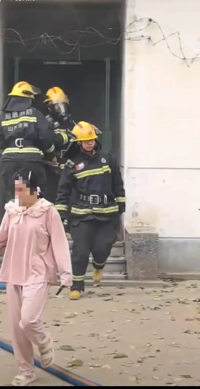 学校回应宿舍起火宿管逃跑：怎么可能宿管先跑？已申请调查闸机了