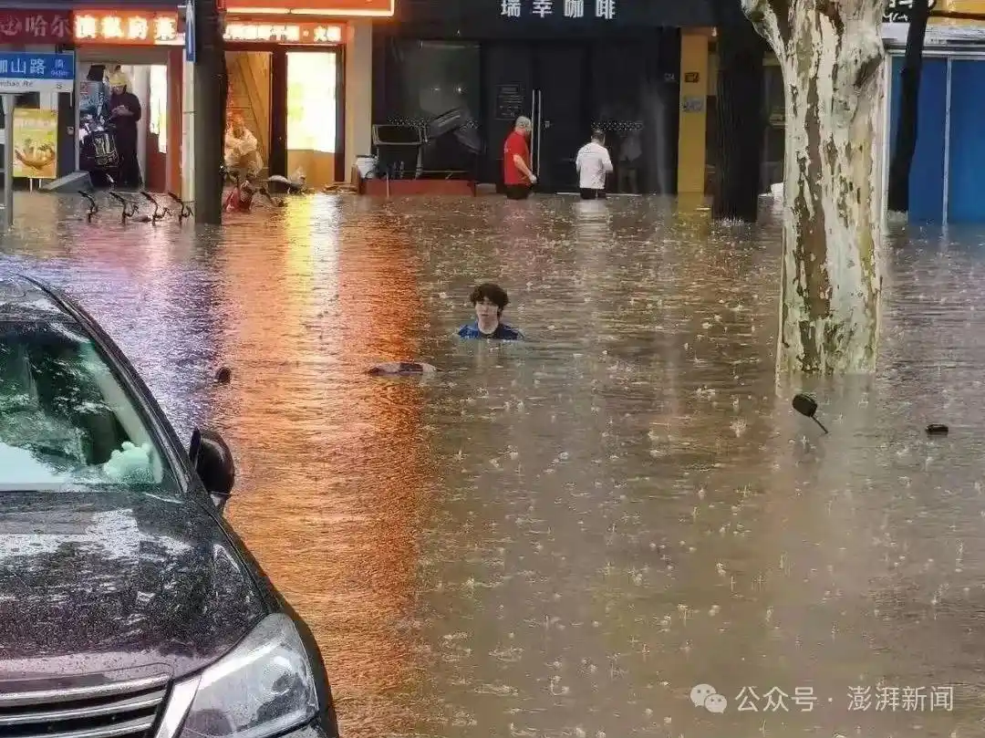 武漢發布暴雨臨災警報！武大校門被淹一米深